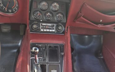 Chevrolet-Corvette-1973-Classic-White-Red-1