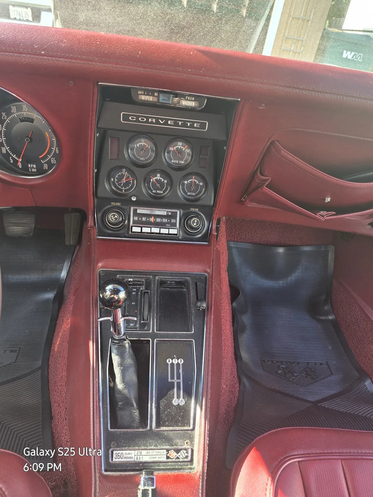 Chevrolet-Corvette-1973-Classic-White-Red-1