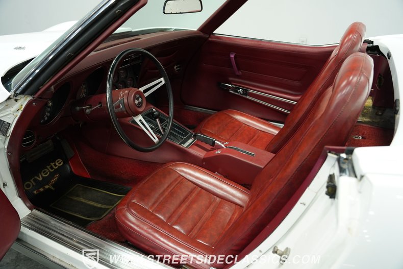 Chevrolet-Corvette-1973-Classic-White-Red-10