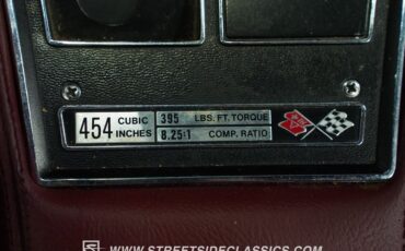 Chevrolet-Corvette-1973-Classic-White-Red-2