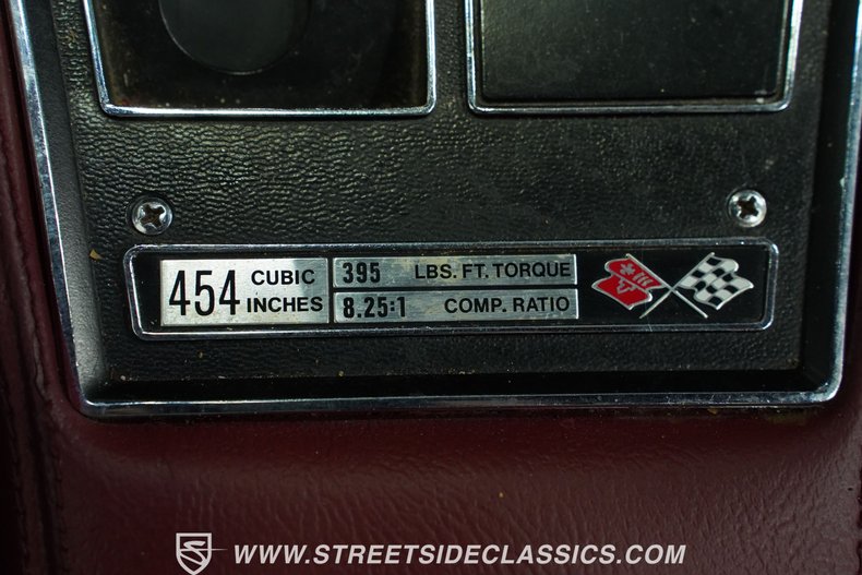 Chevrolet-Corvette-1973-Classic-White-Red-2