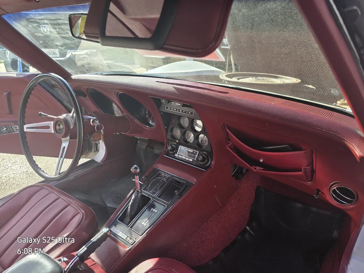 Chevrolet-Corvette-1973-Classic-White-Red-2