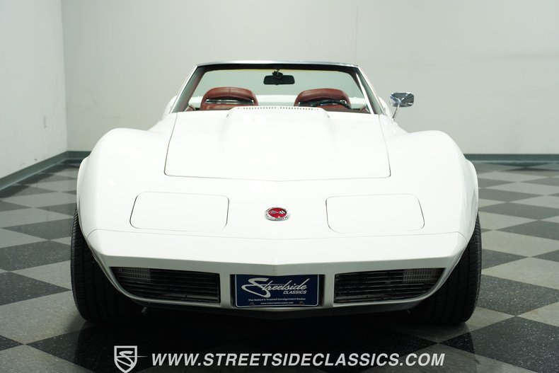Chevrolet-Corvette-1973-Classic-White-Red-23