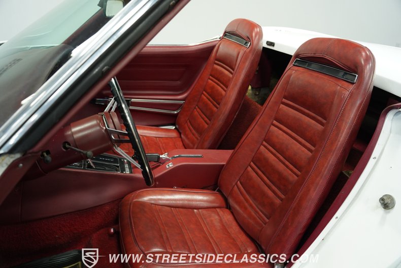 Chevrolet-Corvette-1973-Classic-White-Red-3