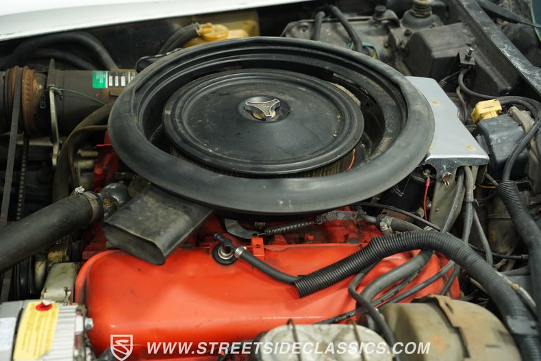 Chevrolet-Corvette-1973-Classic-White-Red-39