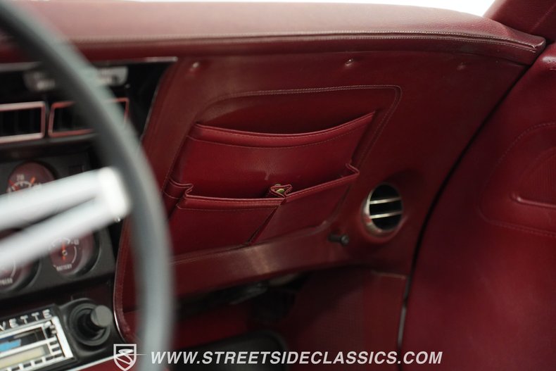 Chevrolet-Corvette-1973-Classic-White-Red-4