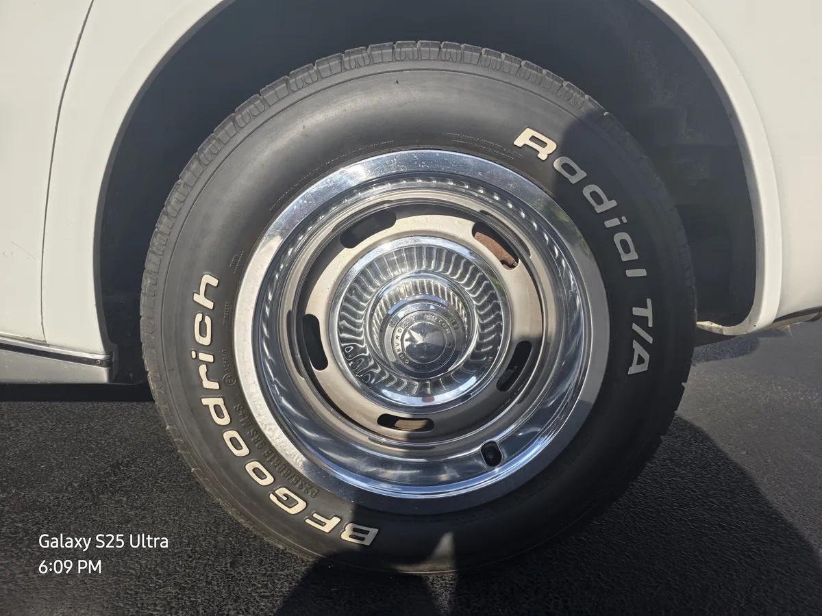 Chevrolet-Corvette-1973-Classic-White-Red-4