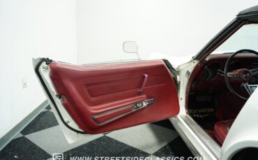 Chevrolet-Corvette-1973-Classic-White-Red-41