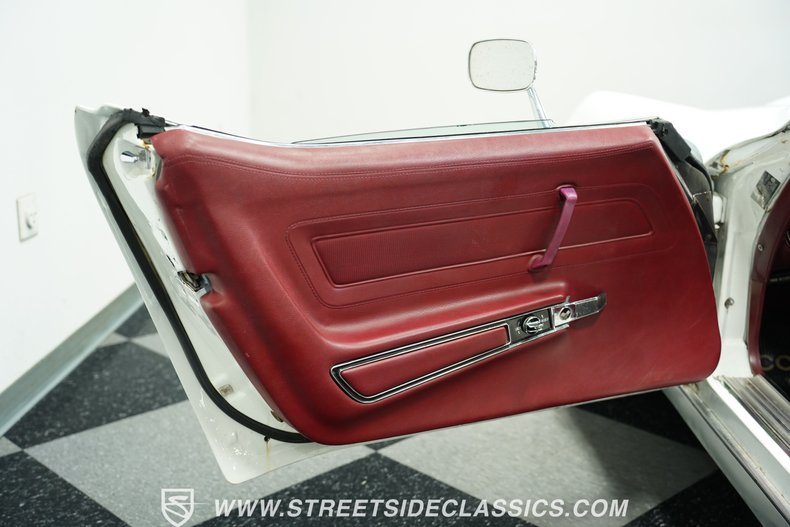 Chevrolet-Corvette-1973-Classic-White-Red-42