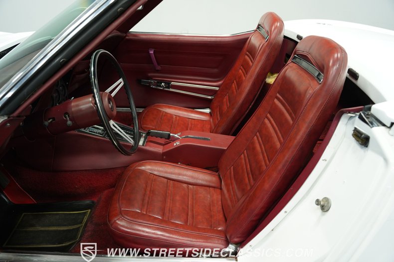 Chevrolet-Corvette-1973-Classic-White-Red-43
