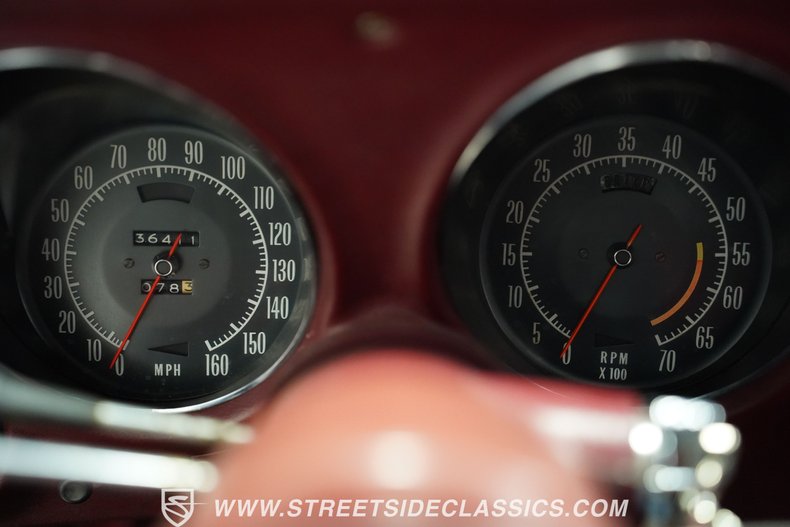 Chevrolet-Corvette-1973-Classic-White-Red-45