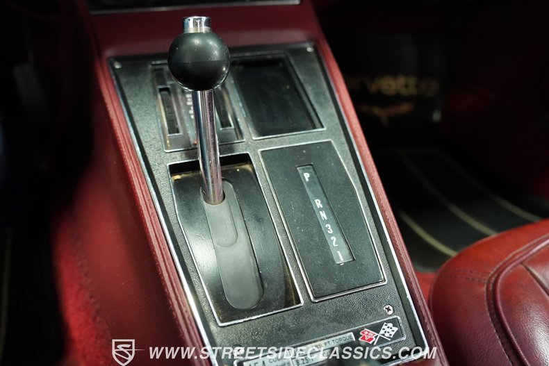 Chevrolet-Corvette-1973-Classic-White-Red-49