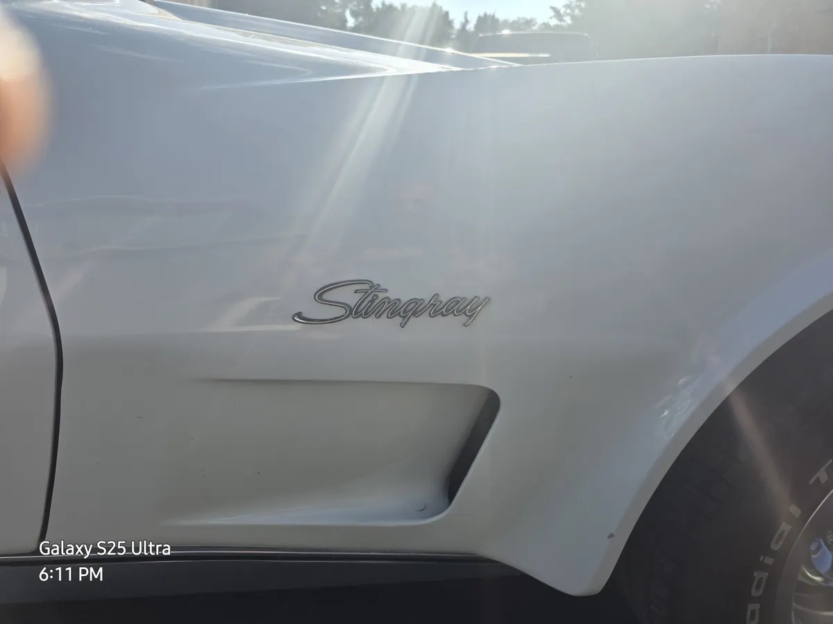 Chevrolet-Corvette-1973-Classic-White-Red-6