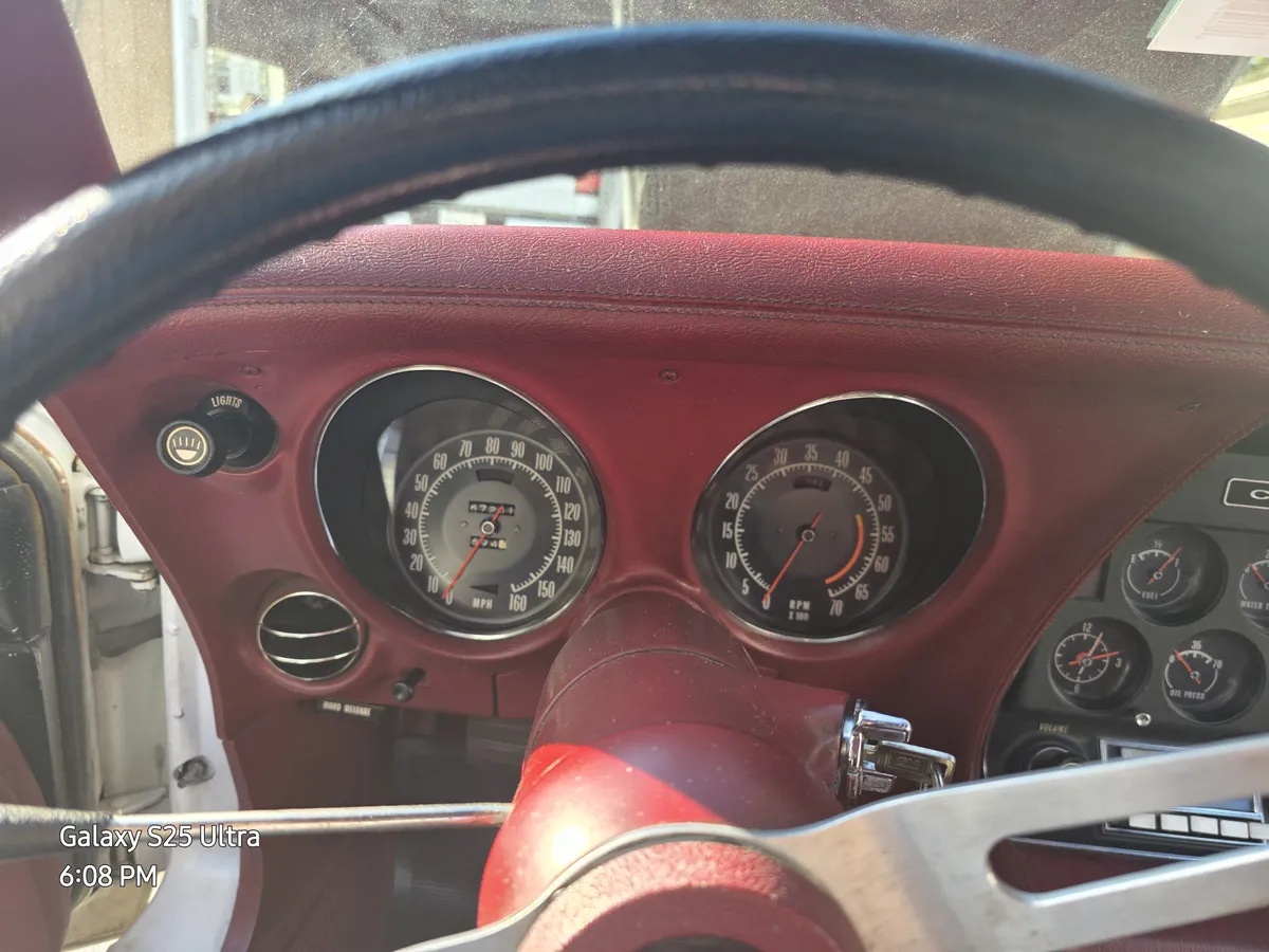 Chevrolet-Corvette-1973-Classic-White-Red-9