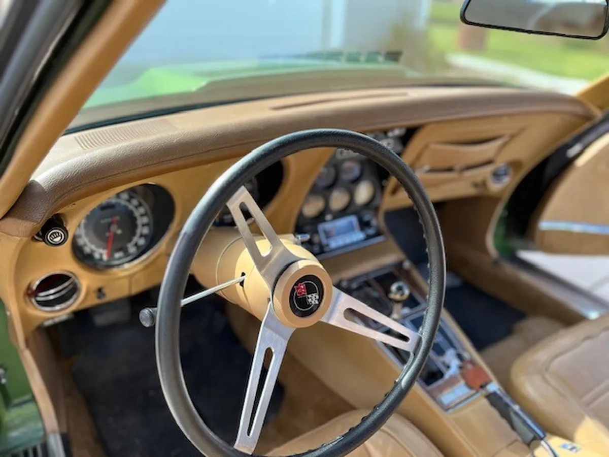 Chevrolet-Corvette-1973-Elkhart-Green-Saddle-Leather-7
