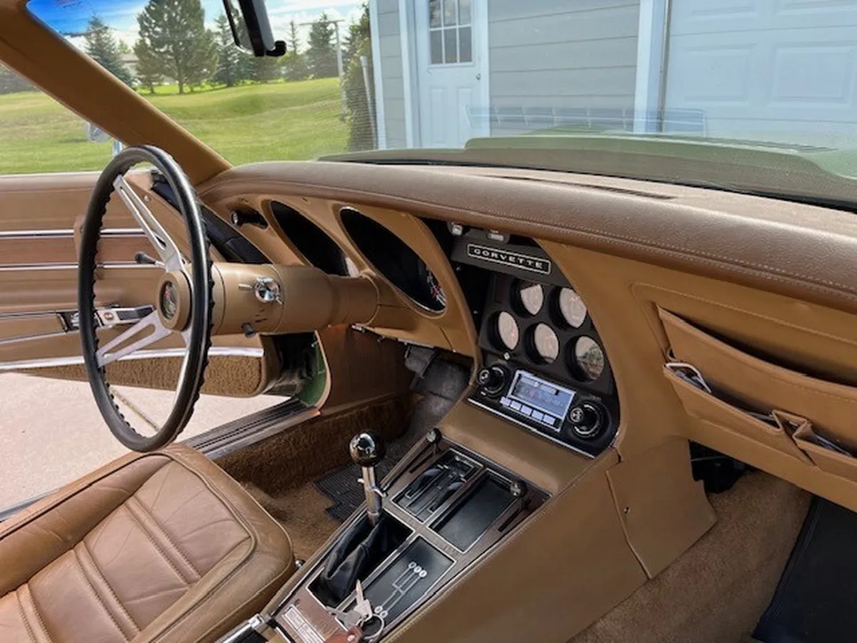 Chevrolet-Corvette-1973-Elkhart-Green-Saddle-Leather-8