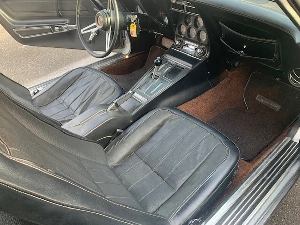 Chevrolet-Corvette-1973-Lt-Grey-Black-16