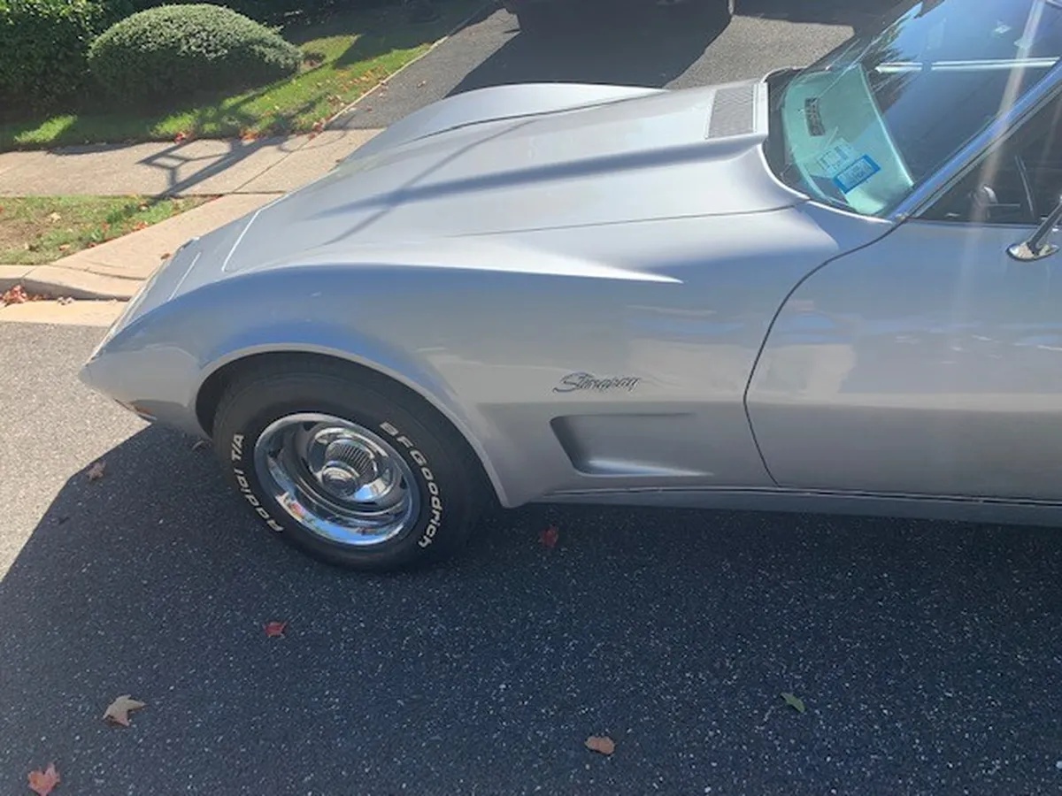 Chevrolet-Corvette-1973-Lt-Grey-Black-2