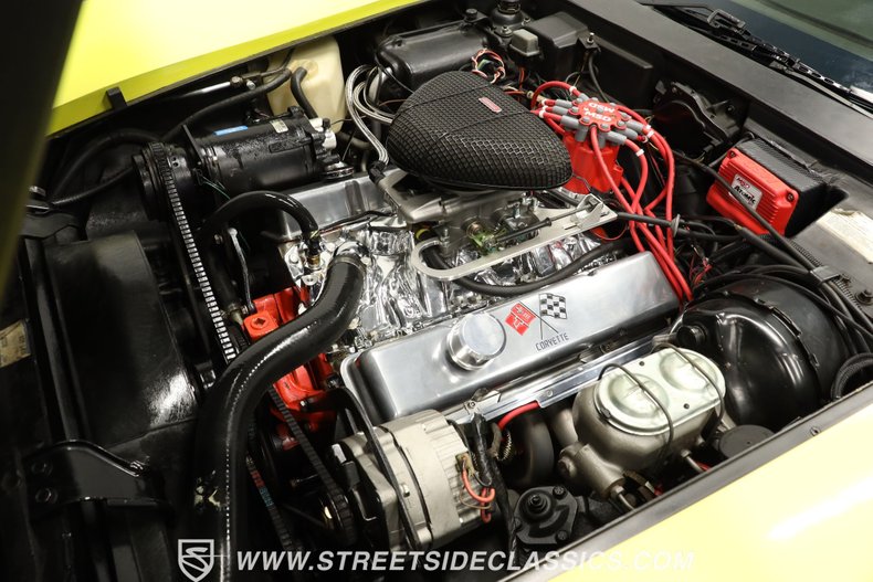 Chevrolet-Corvette-1976-Yellow-Dark-Brown-1