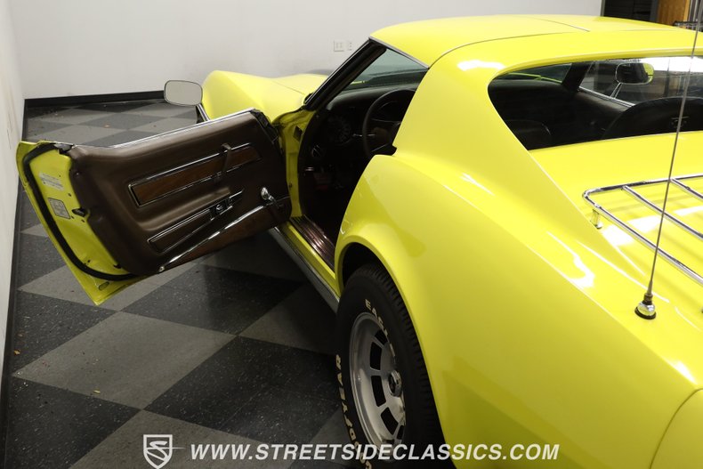 Chevrolet-Corvette-1976-Yellow-Dark-Brown-33