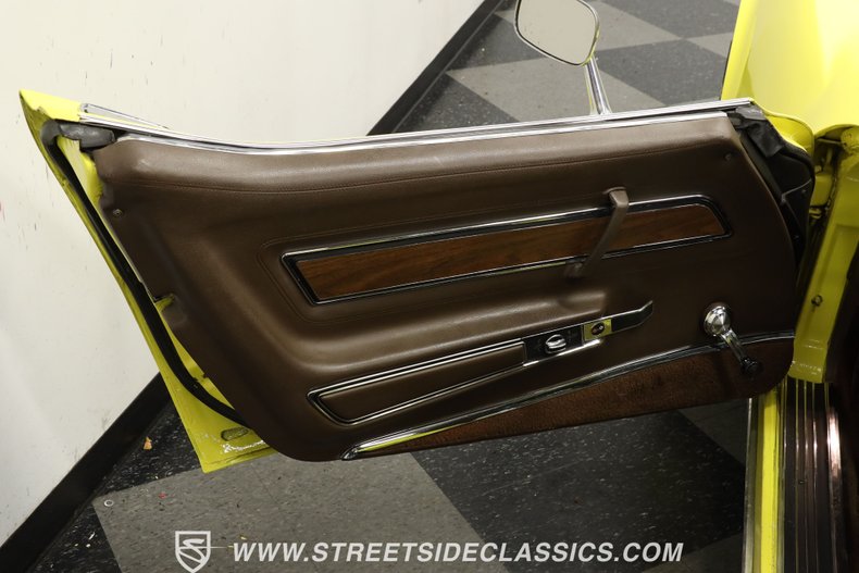Chevrolet-Corvette-1976-Yellow-Dark-Brown-34