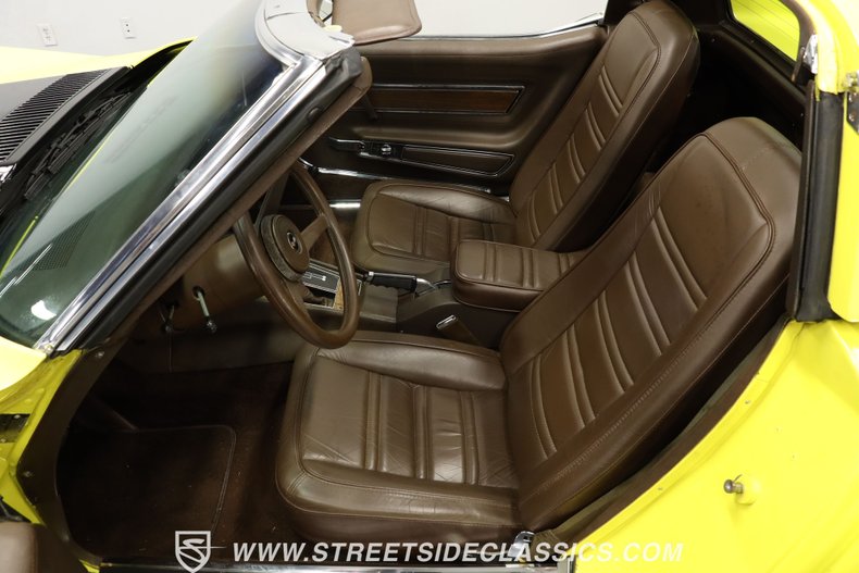 Chevrolet-Corvette-1976-Yellow-Dark-Brown-35
