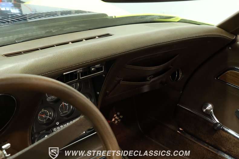 Chevrolet-Corvette-1976-Yellow-Dark-Brown-40