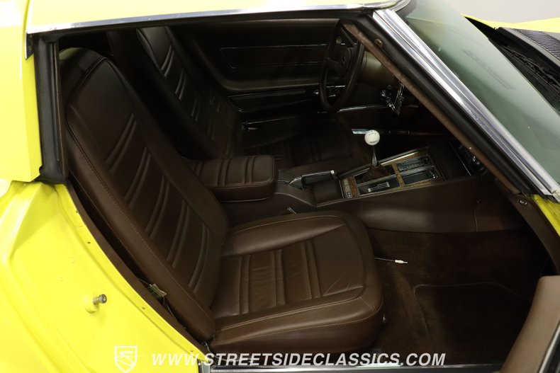 Chevrolet-Corvette-1976-Yellow-Dark-Brown-45