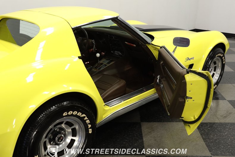 Chevrolet-Corvette-1976-Yellow-Dark-Brown-5