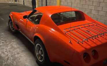 Chevrolet-Corvette-1976-stingray-2