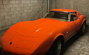 Chevrolet-Corvette-1976-stingray-4