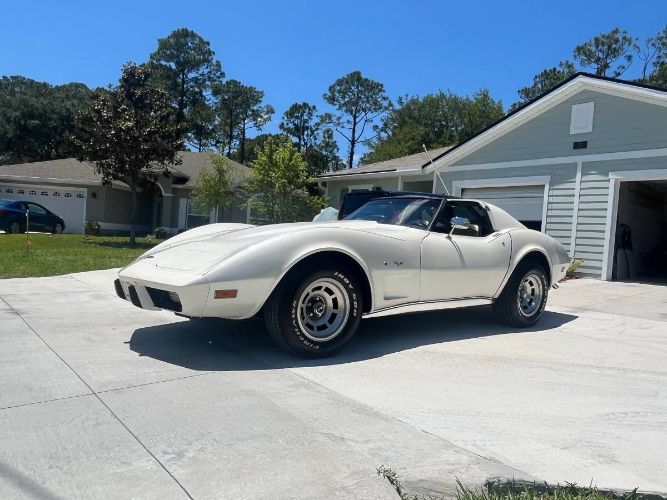 Chevrolet-Corvette-1977-Pearl-White-12