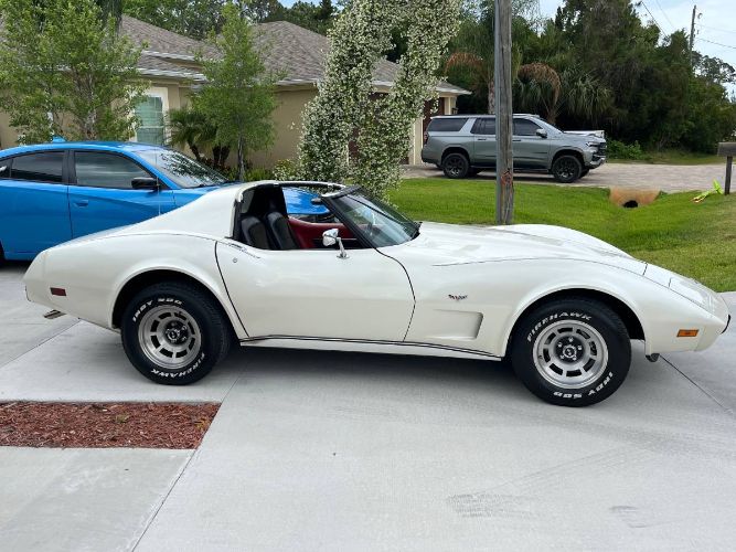 Chevrolet-Corvette-1977-Pearl-White-16
