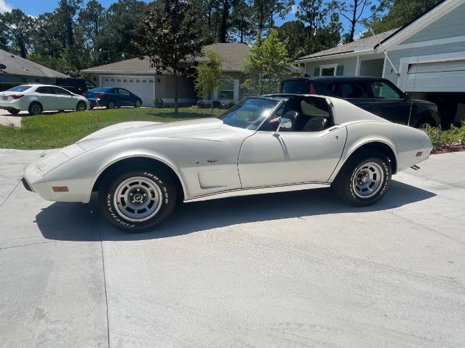 Chevrolet-Corvette-1977-Pearl-White-22