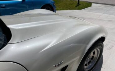 Chevrolet-Corvette-1977-Pearl-White-3