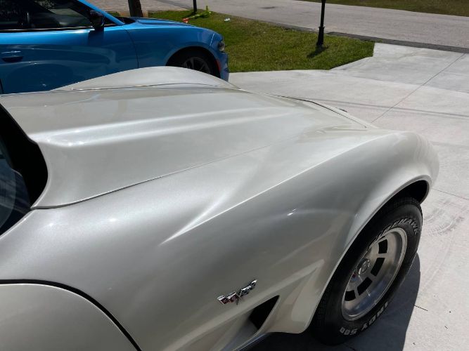 Chevrolet-Corvette-1977-Pearl-White-3
