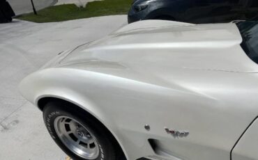 Chevrolet-Corvette-1977-Pearl-White-4