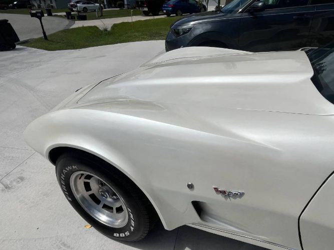Chevrolet-Corvette-1977-Pearl-White-4