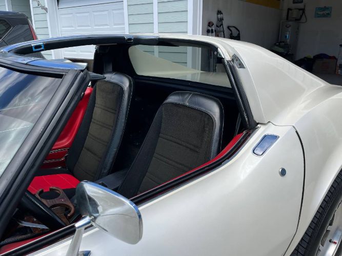 Chevrolet-Corvette-1977-Pearl-White-5