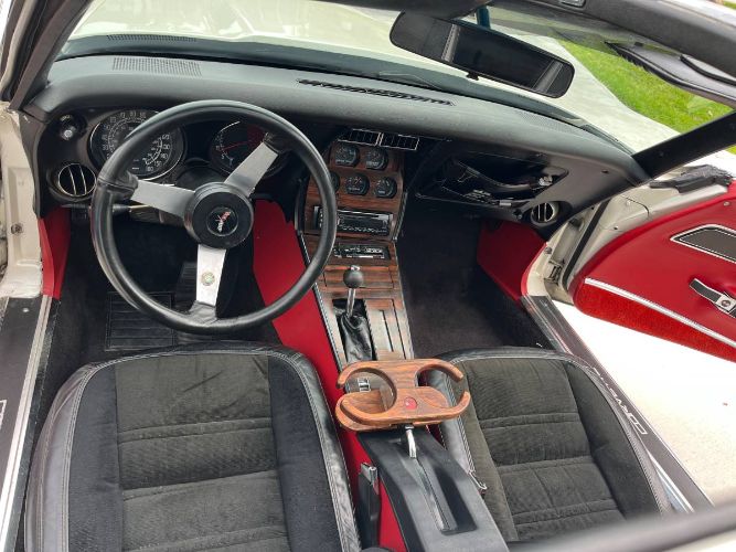 Chevrolet-Corvette-1977-Pearl-White-7