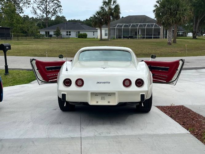Chevrolet-Corvette-1977-Pearl-White-8