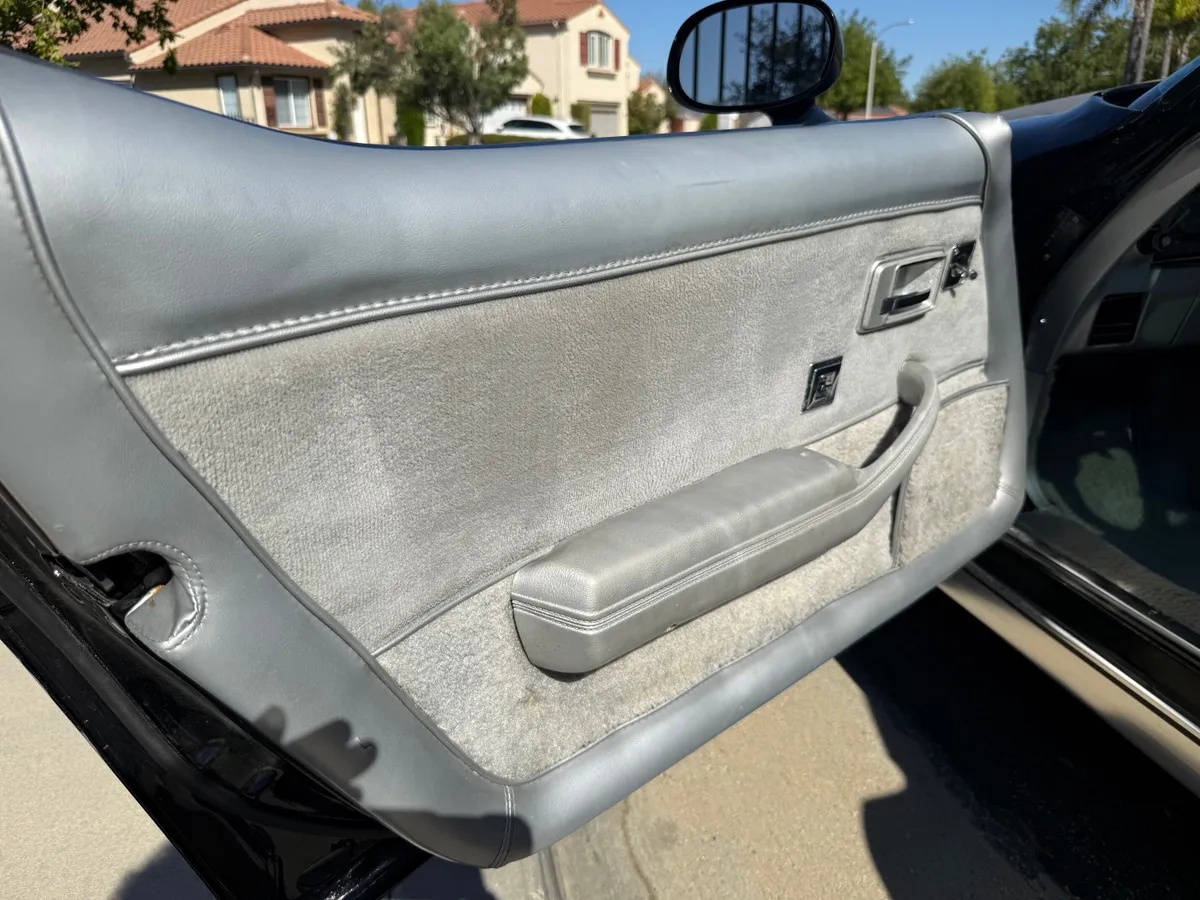 Chevrolet-Corvette-1978-Black-amp-Silver-Grey-3