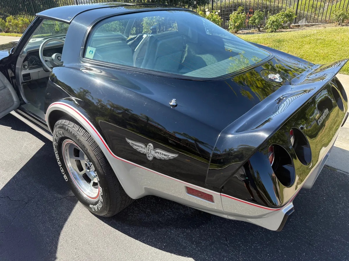 Chevrolet-Corvette-1978-Black-amp-Silver-Grey-5