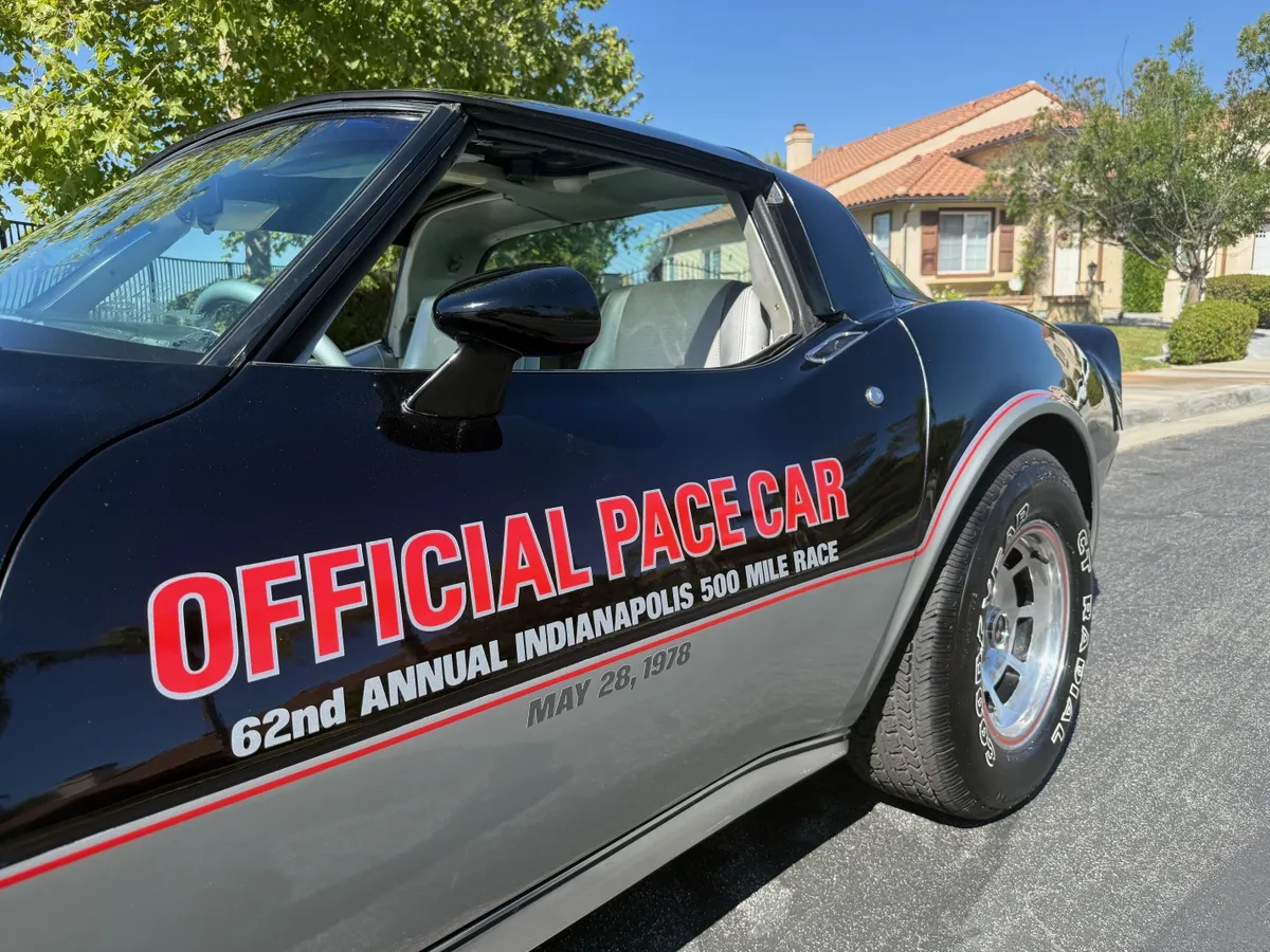 Chevrolet-Corvette-1978-Black-amp-Silver-Grey-7