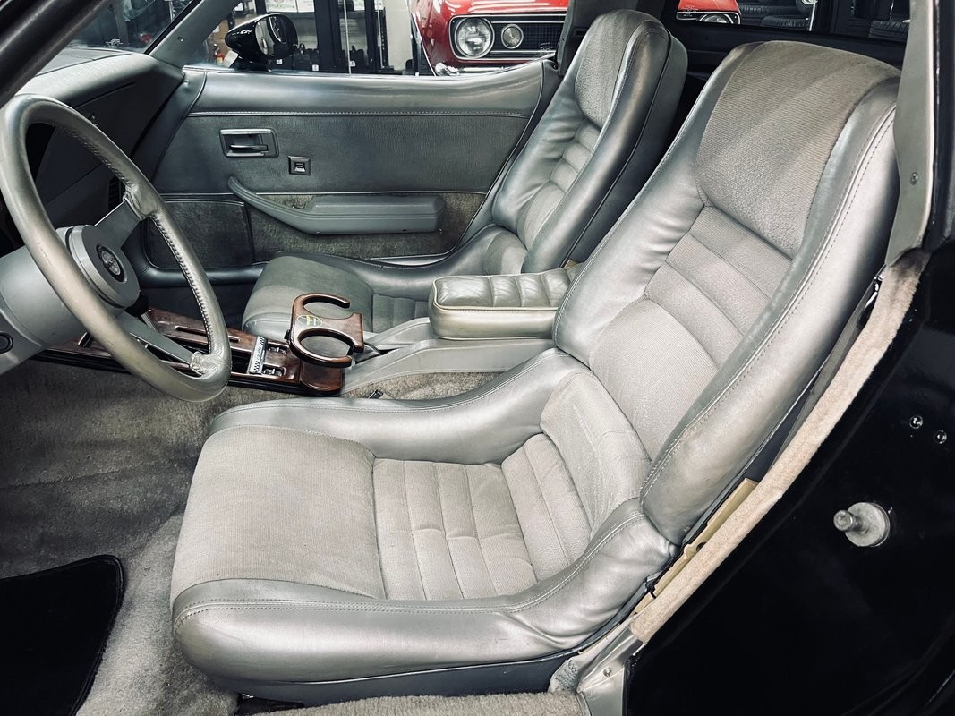 Chevrolet-Corvette-1978-Coupe-15