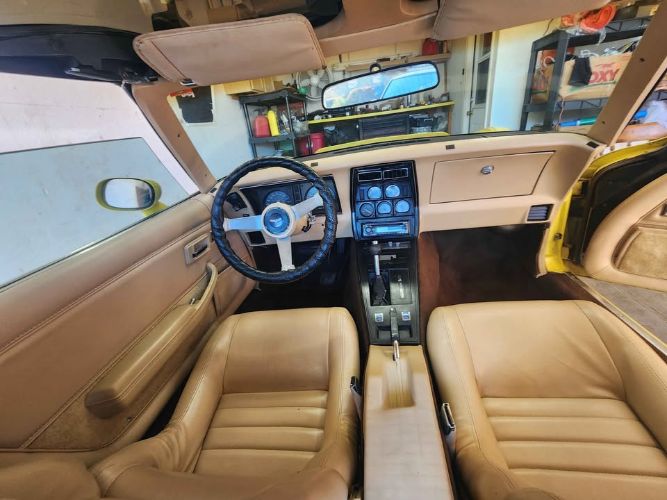 Chevrolet-Corvette-1979-Yellow-Tan-7