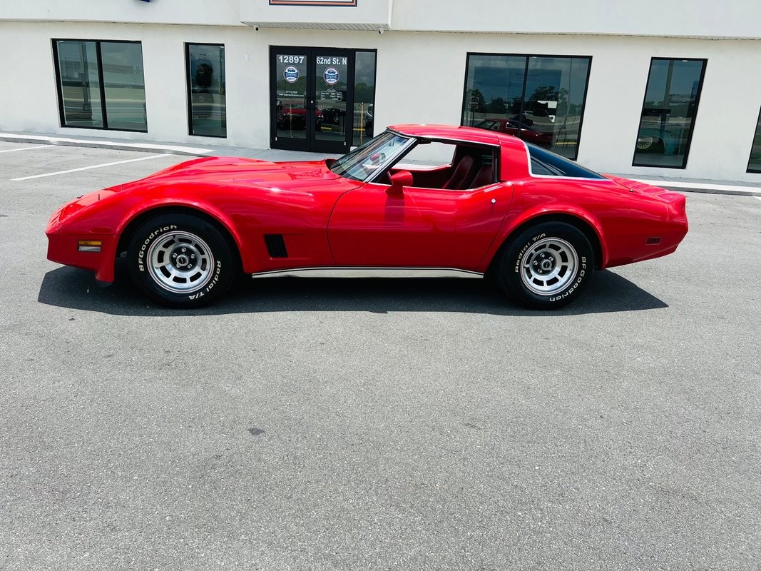 Chevrolet-Corvette-1980-Coupe-1