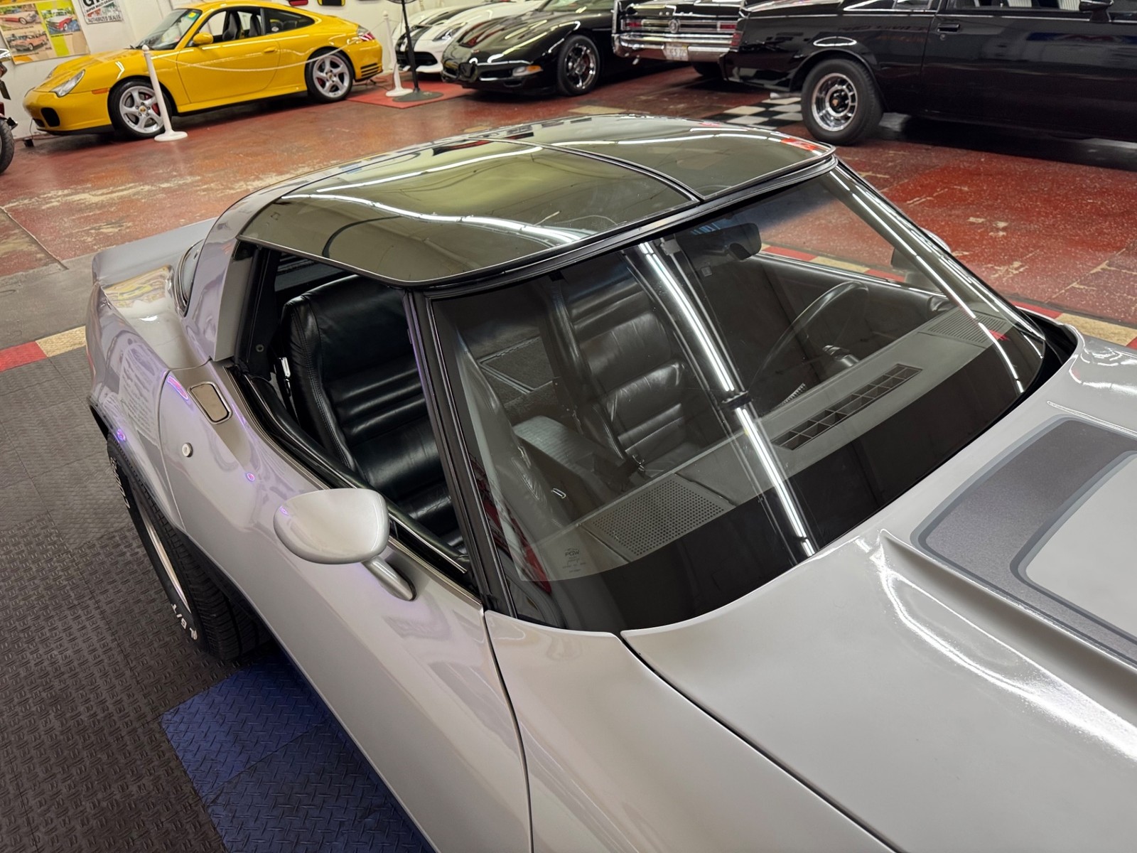 Chevrolet-Corvette-1981-Coupe-10