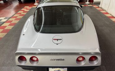 Chevrolet-Corvette-1981-Coupe-12
