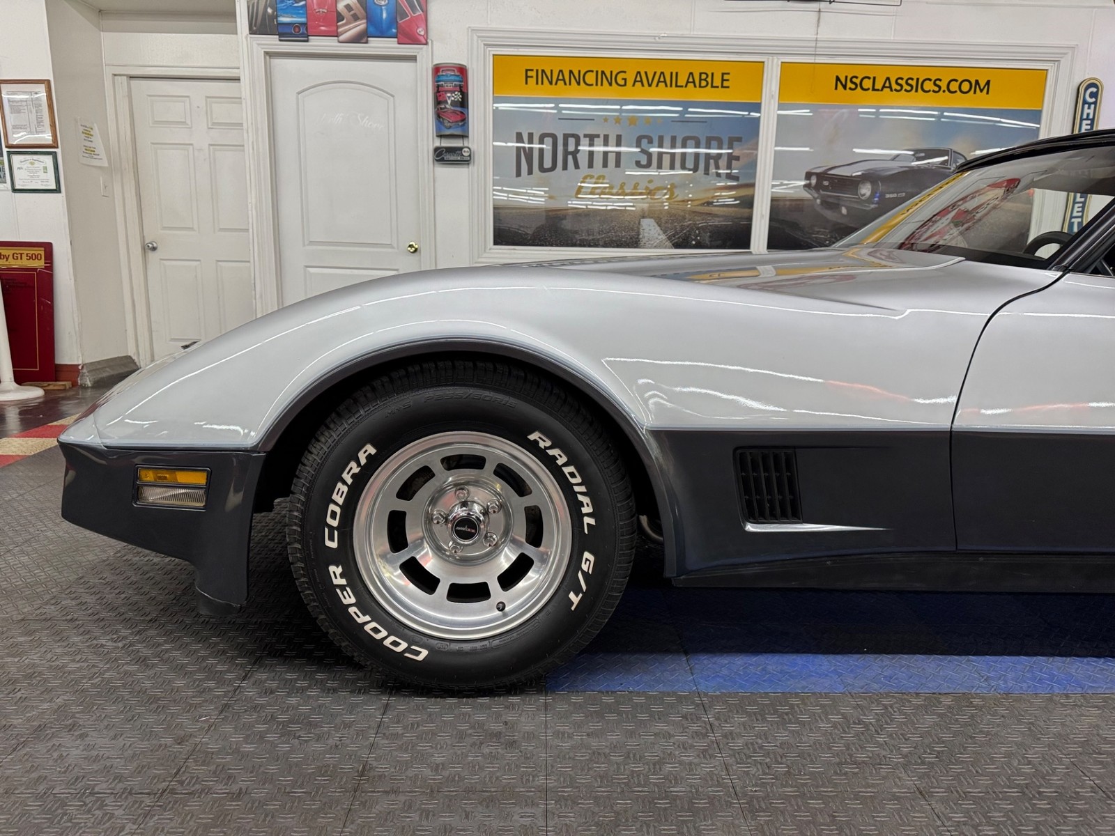 Chevrolet-Corvette-1981-Coupe-23